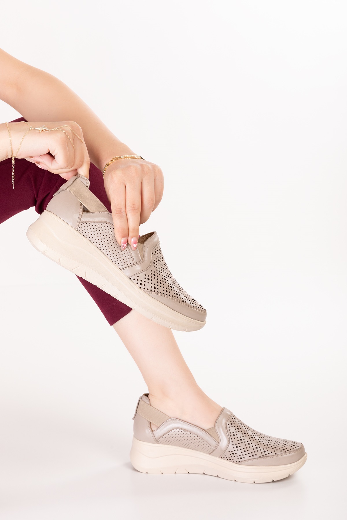 Gondol Genuine Leather Women's Laser Perforated Daily Casual Comfortable Orthopedic Shoes Elnr.1816 Beige