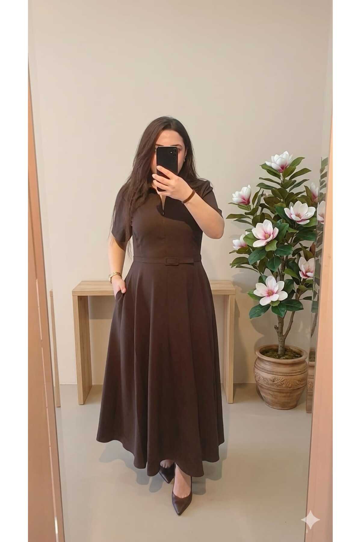Yarı fermuarlı kemerli kloş elbise