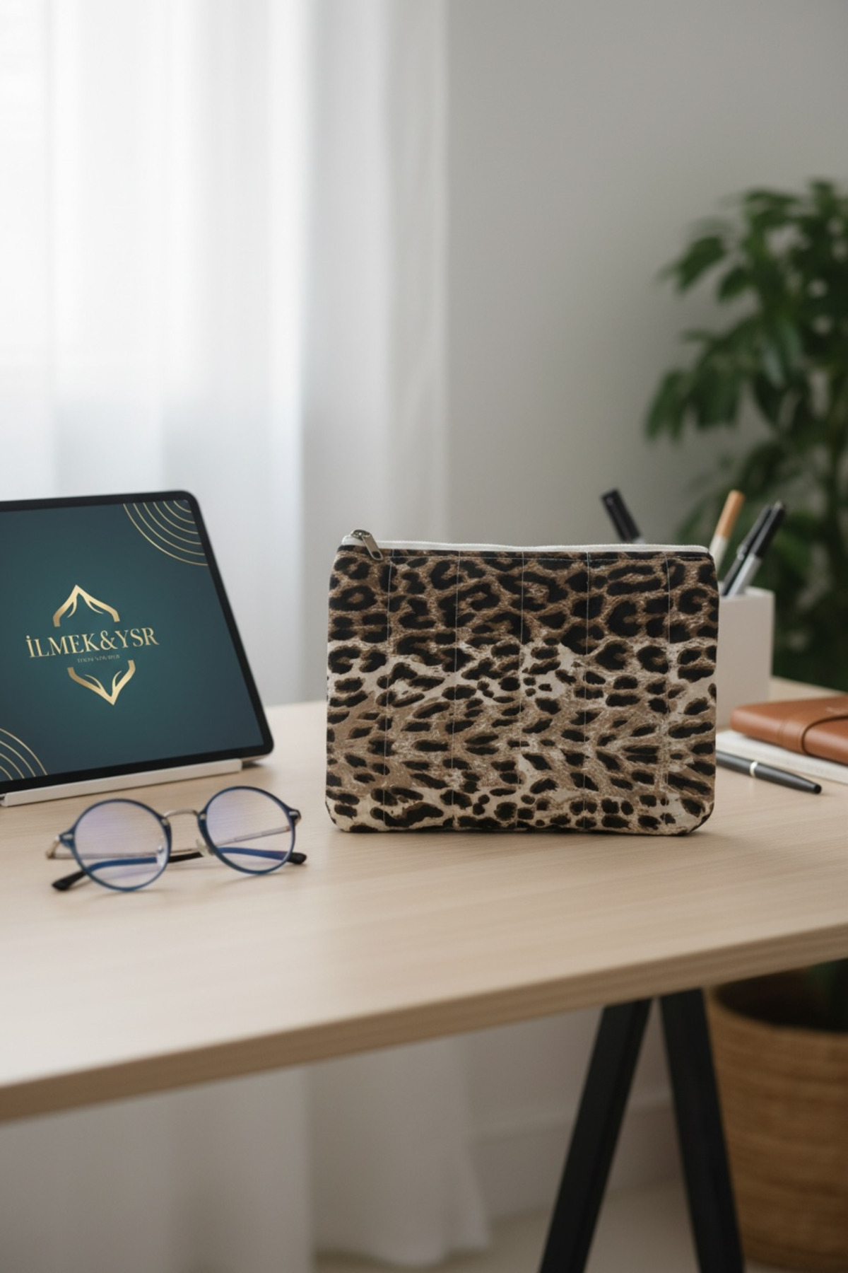 Bestway ve Diğeri  Leopar desenli Tablet dosya makyaj çantası - Görsel 3