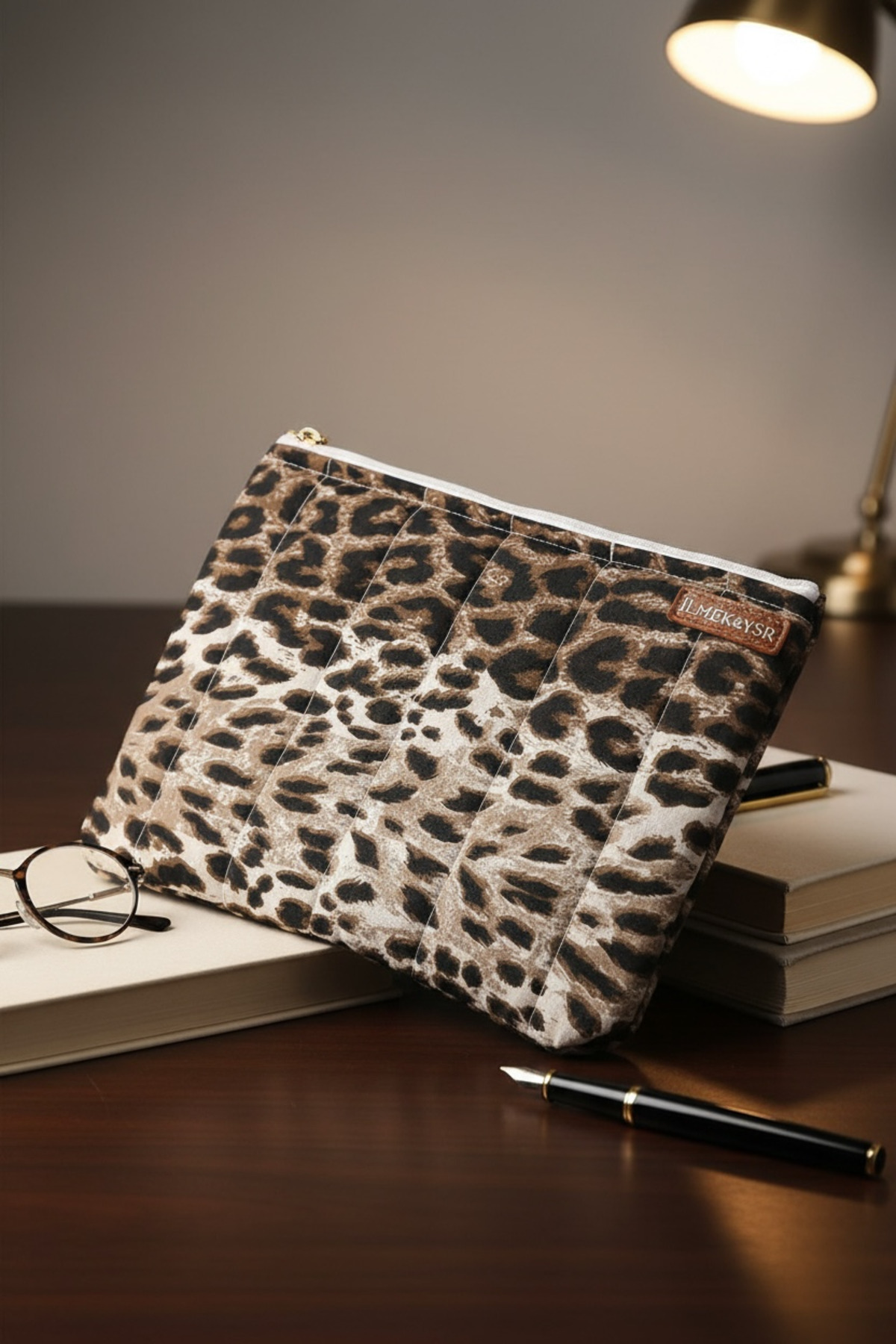 Bestway ve Diğeri  Leopar desenli Tablet dosya makyaj çantası - Görsel 2