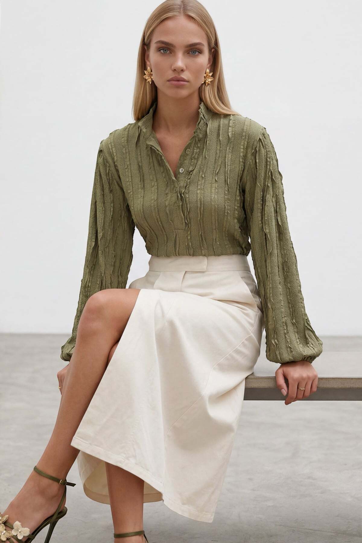 Trend Alaçatı Stili  Haki Hakim Yaka Önü Düğmeli Balon Kol Fırfır Kumaş Gömlek Bluz ALC-X15405