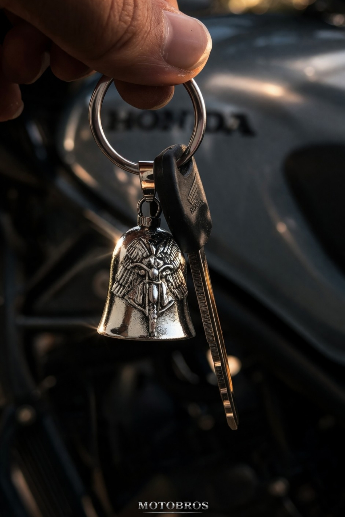 Motobros Motosiklet Aksesuar Kanat Figürlü Guardian Bell Gümüş Kaplamalı Motorcu Anahtarlık-Şans ve Koruma Çanı Uğur Tılsımı