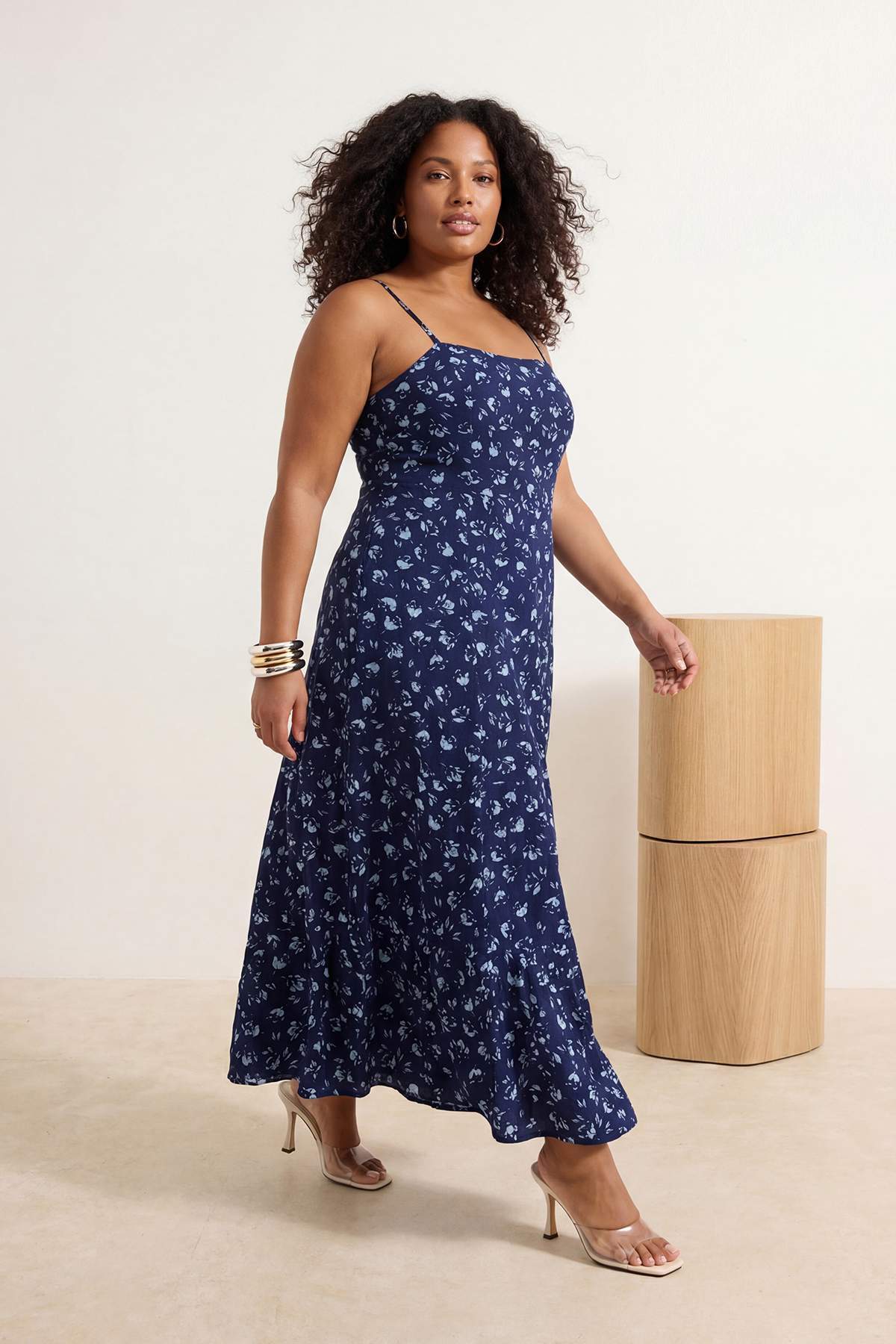 Trendyolmilla Curve Indigo A Kesim Çiçek Desenli Boho Askılı Midi Dokuma Elbise TBBSS26AH00056