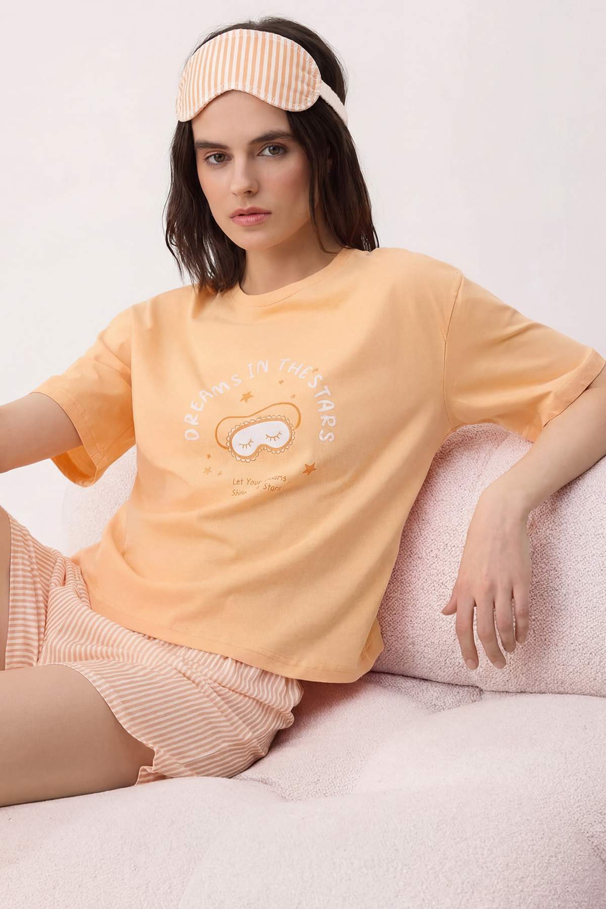 Trendyolmilla Turuncu %100 Pamuklu Çizgili Slogan Baskılı Uyku Bantlı Şortlu Örme Pijama Takımı THMSS25PT00102