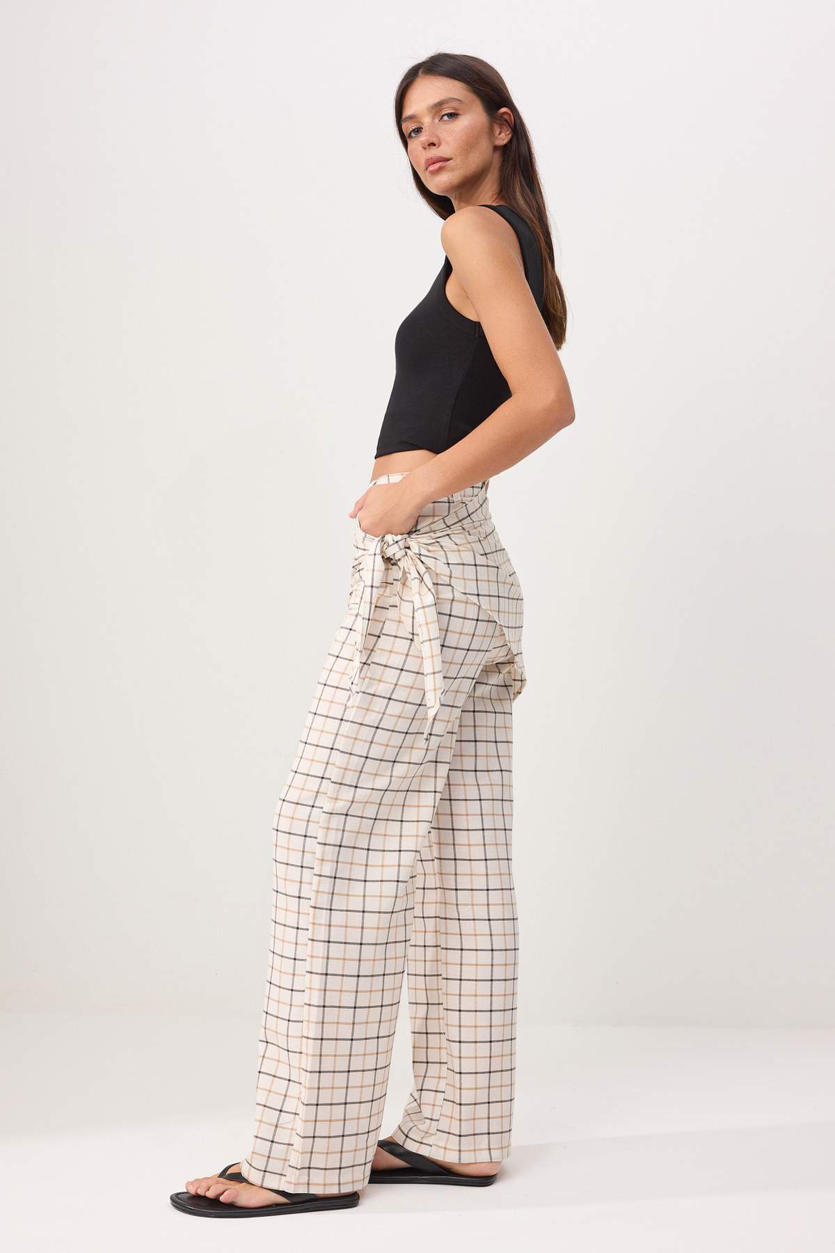 Trendyolmilla  Beyaz-Çok Renkli Fularlı Ekoseli Geniş Paça Pantolon TWOSS26PL00140 - Görsel 2