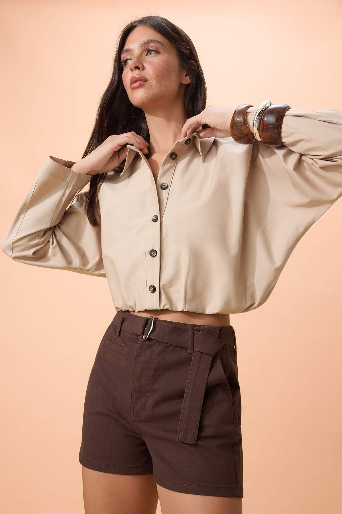 Trendyolmilla  Kahverengi Gabardin Kısa Kemerli Şort & Bermuda TWOSS26SR00045 - Görsel 2