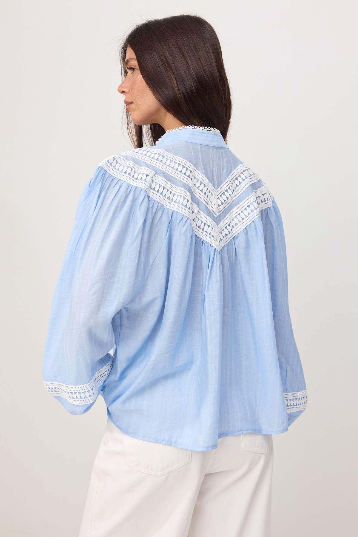 Trendyolmilla  Mavi Dantel Detaylı Geniş Kalıp Bohem Gömlek TWOSS26GO00179 - Görsel 4