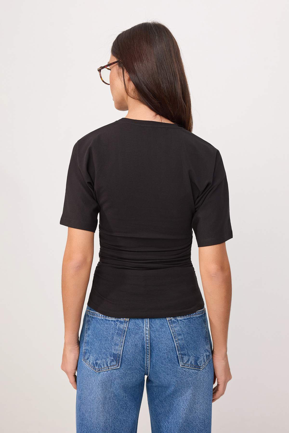 Trendyolmilla  Siyah Düz Fitted Bisiklet Yaka Standart Kol Kısa Büzgülü Pamuklu Esnek Örme T-Shirt TWOSS26TS00052 - Görsel 4