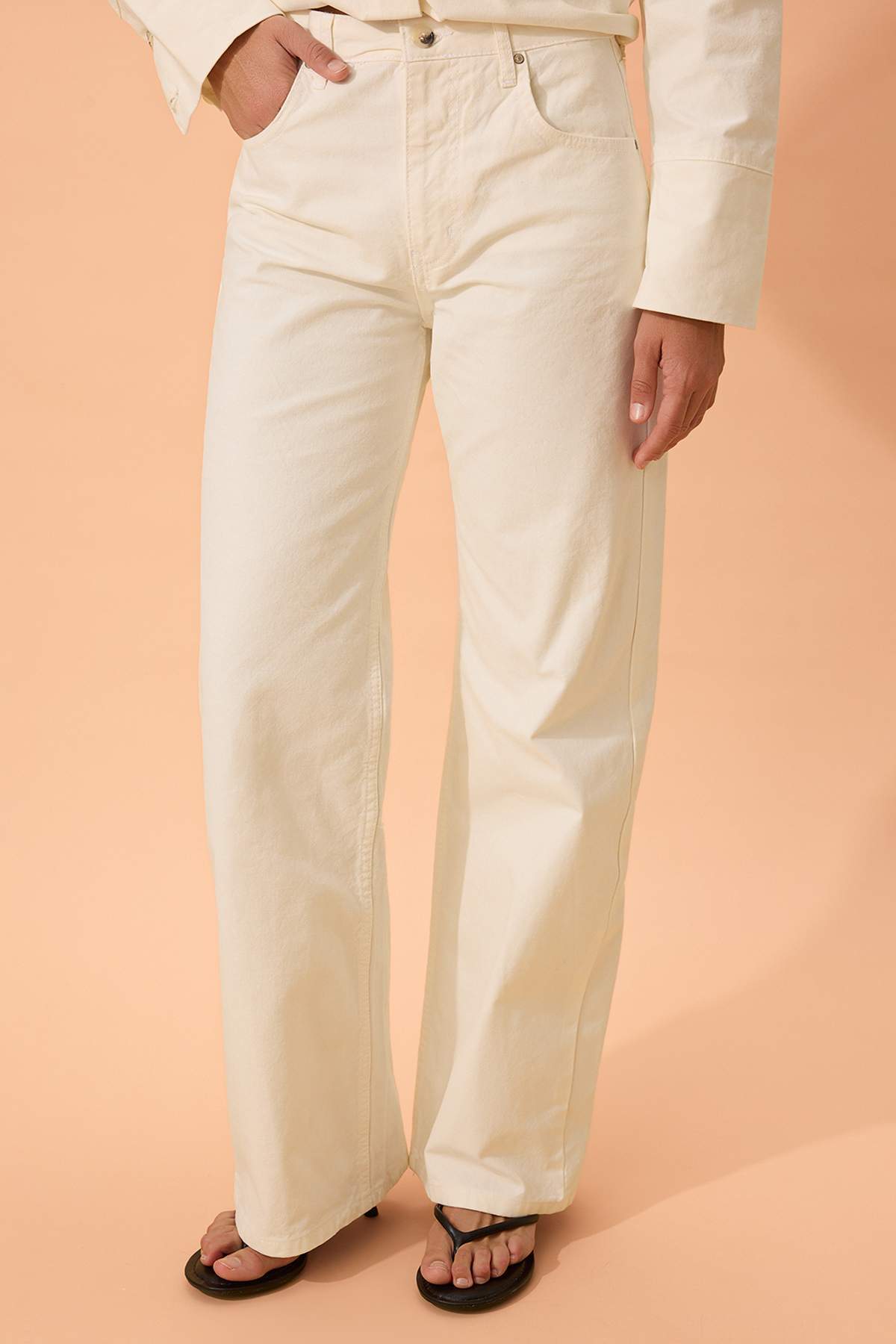 Trendyolmilla  Beyaz Gabardin Basic Wide Leg/Geniş Paça Pantolon TWOSS26PL00098 - Görsel 3