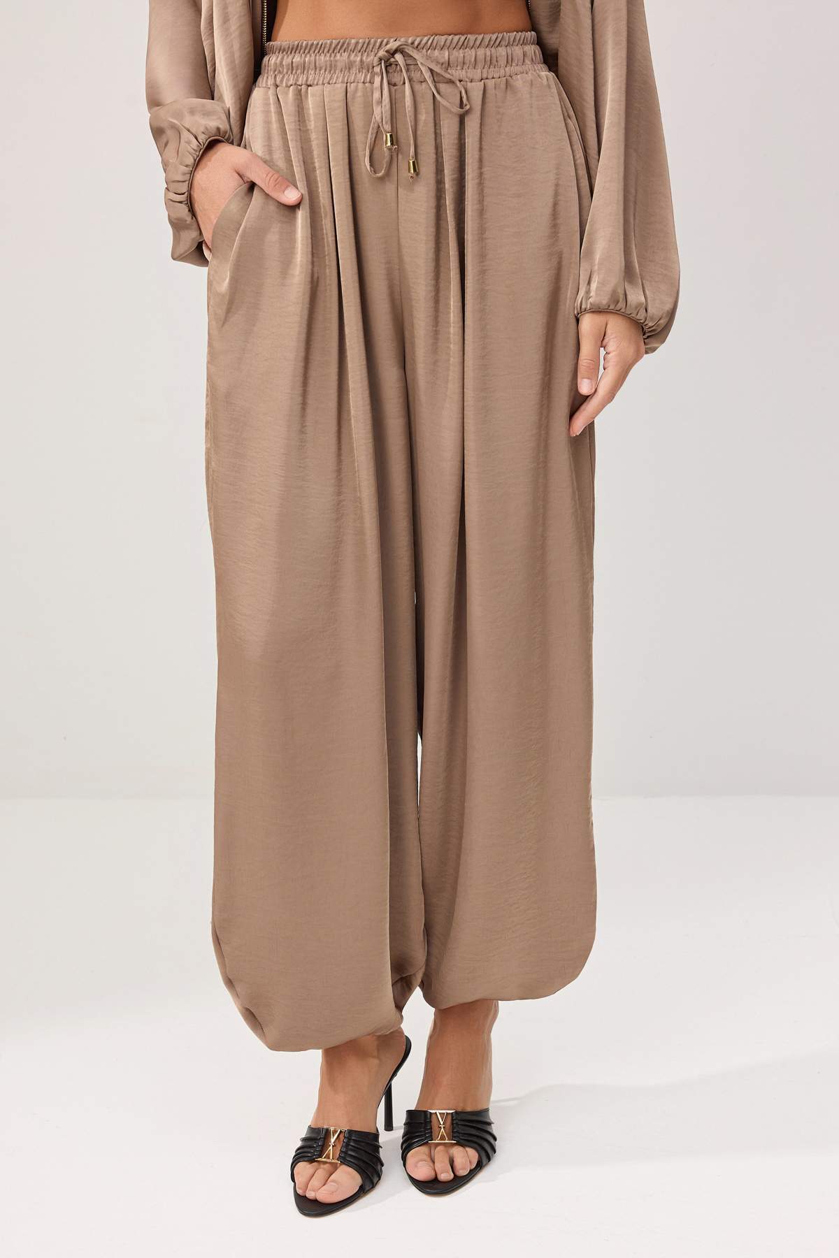 Trendyolmilla  Vizon Saten Balon Kalıp Pantolon Ceket Dokuma Alt - Üst Takım TWOAW26AU00114 - Görsel 3