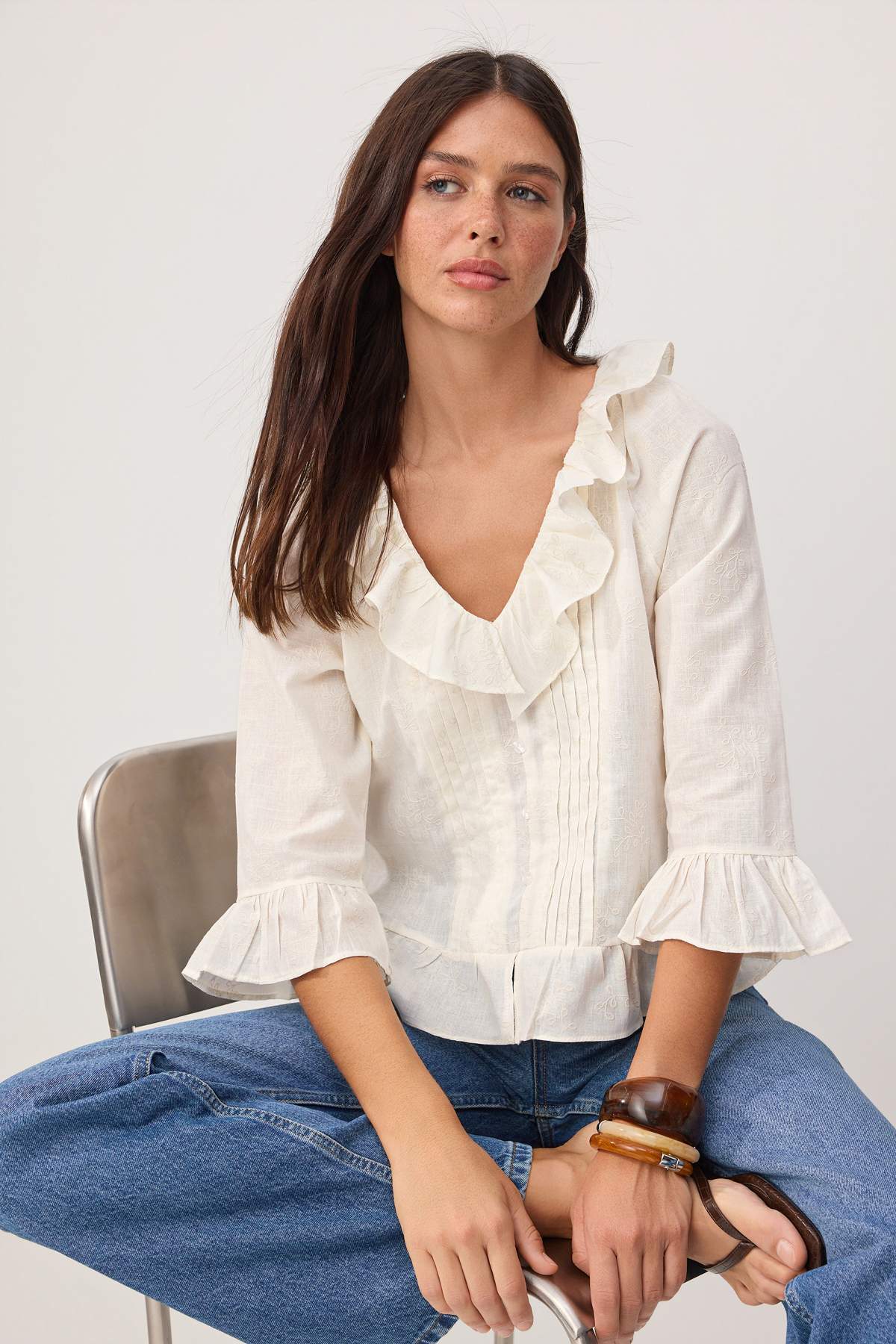 Trendyolmilla  Beyaz Fırfır Detaylı Kendinden Desenli Dokuma Bluz TWOSS26BZ00411 - Görsel 2