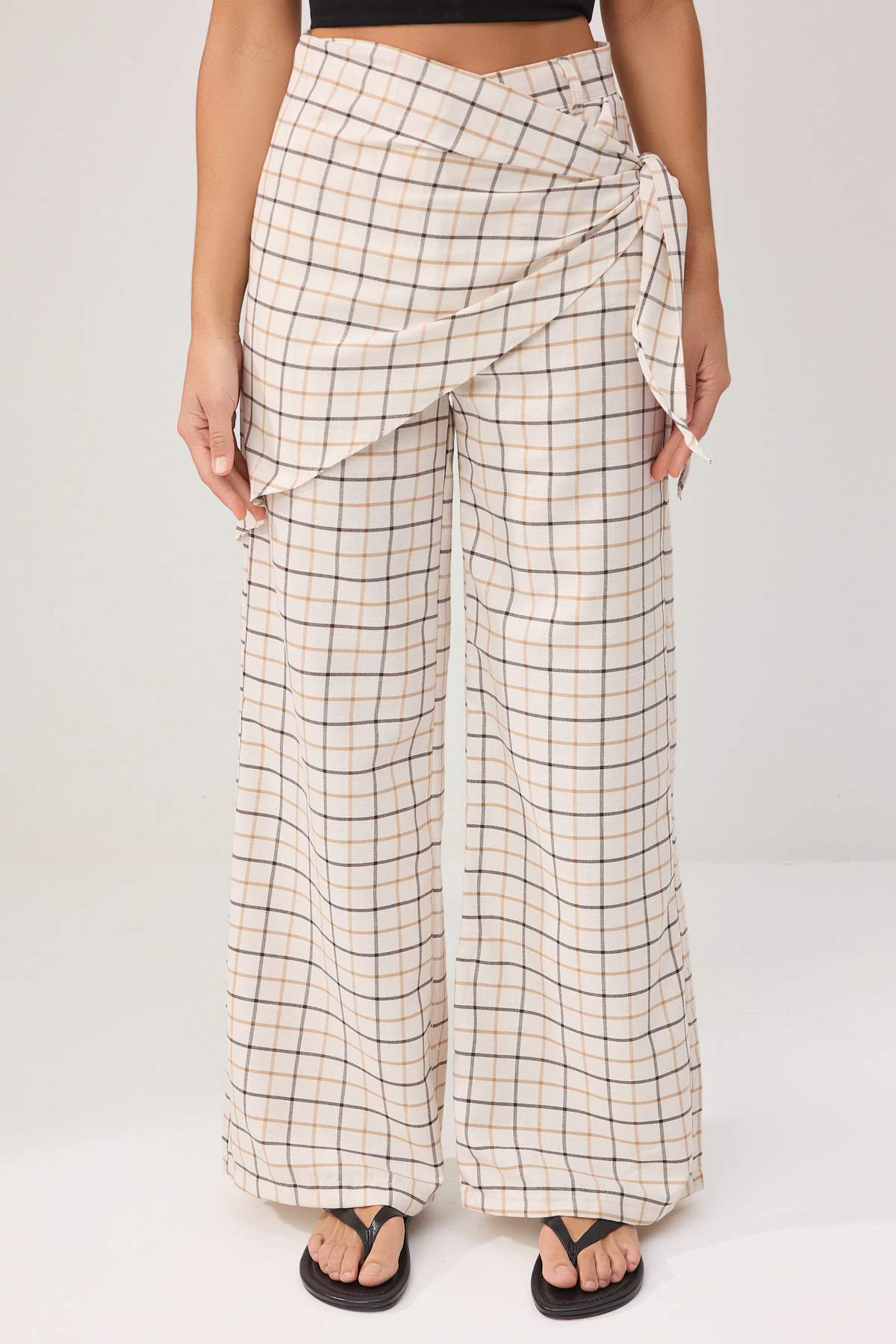 Trendyolmilla  Beyaz-Çok Renkli Fularlı Ekoseli Geniş Paça Pantolon TWOSS26PL00140 - Görsel 3