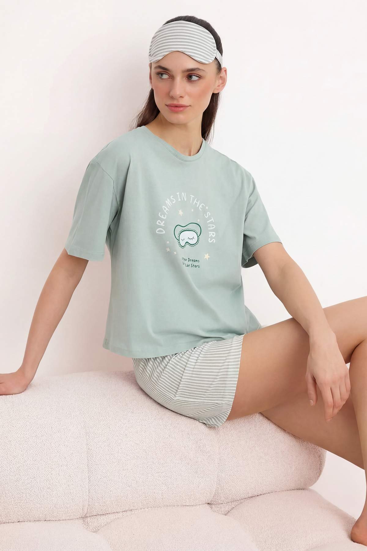 Trendyolmilla Yeşil %100 Pamuklu Çizgili Slogan Baskılı Uyku Bantlı Şortlu Örme Pijama Takımı THMSS25PT00102
