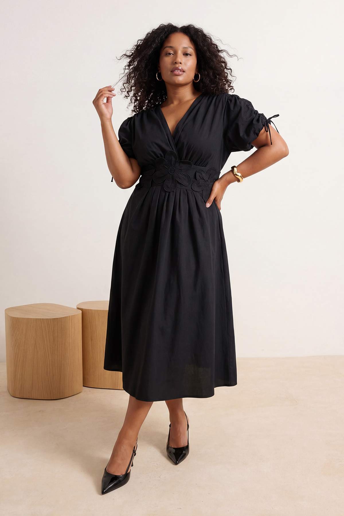 Trendyol Curve Schwarzes Popeline-Webkleid in Übergröße TBBSS26AH00019