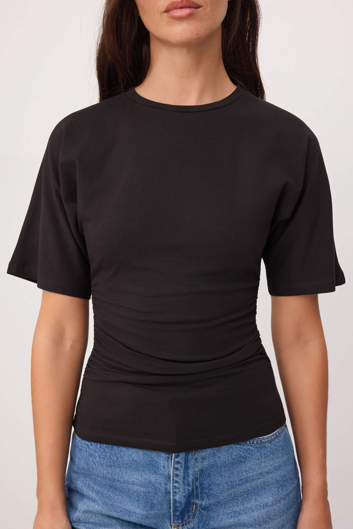 Trendyolmilla  Siyah Düz Fitted Bisiklet Yaka Standart Kol Kısa Büzgülü Pamuklu Esnek Örme T-Shirt TWOSS26TS00052 - Görsel 3