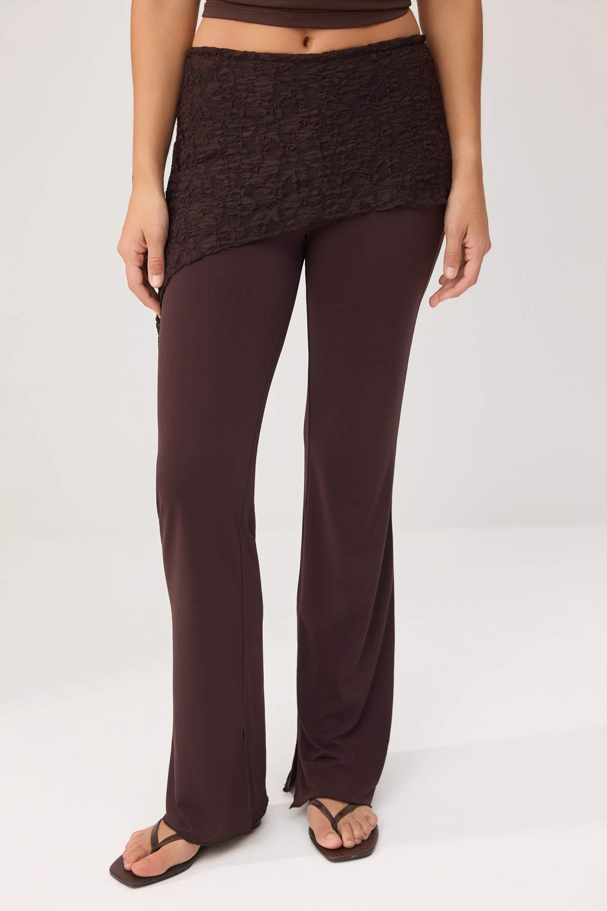 Trendyolmilla Kahverengi Wide Leg/Geniş Paça Dantel Detaylı Esnek Örme Pantolon TWOSS26PL00145