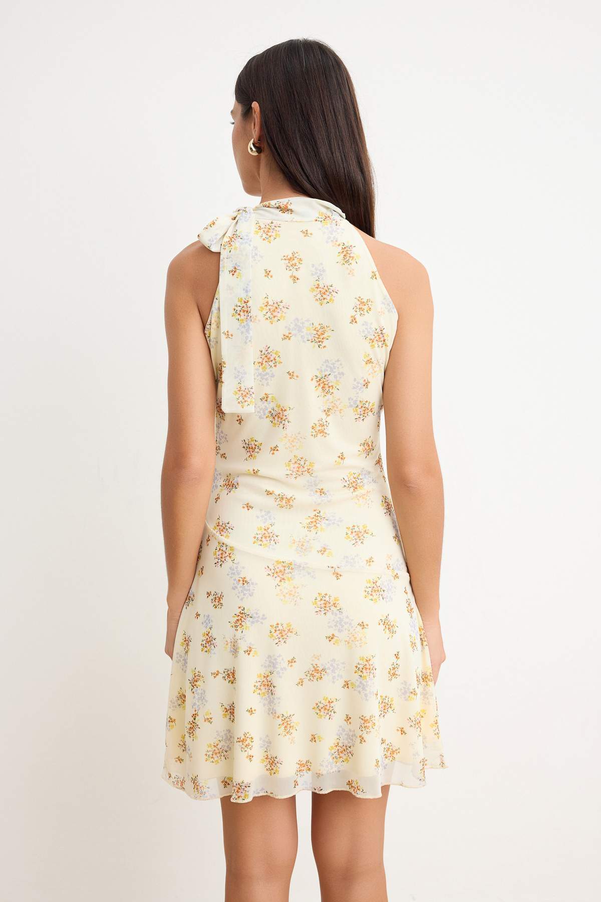 Trendyolmilla  Sarı Baskılı Belden Açılan Halter Yaka Kolsuz Tül Örme Elbise TWOSS26EL00491 - Görsel 4