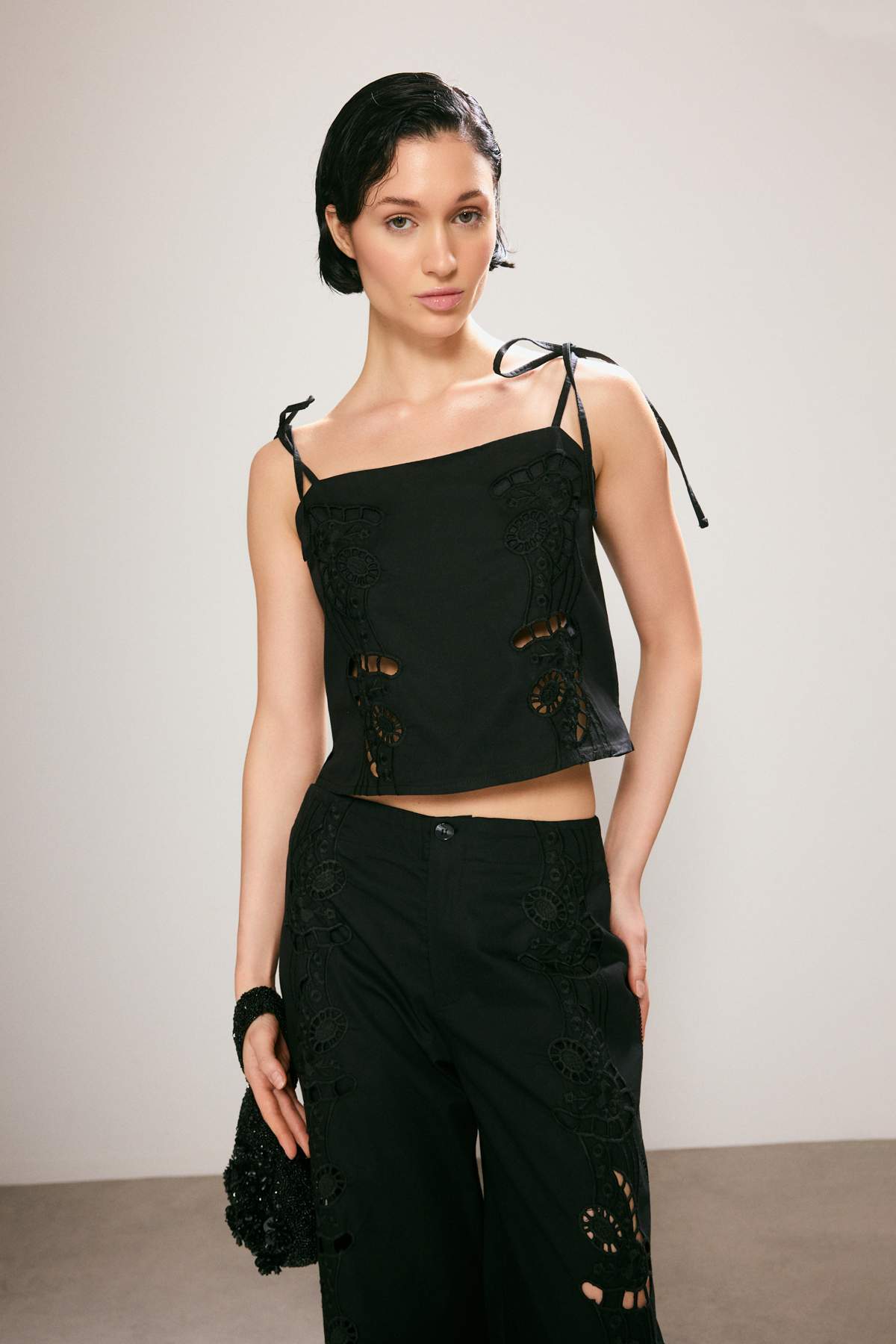 Trendyolmilla Trendyol Studio Siyah Nakışlı Gabardin İnce Askılı Bluz TWOSS26BZ00571