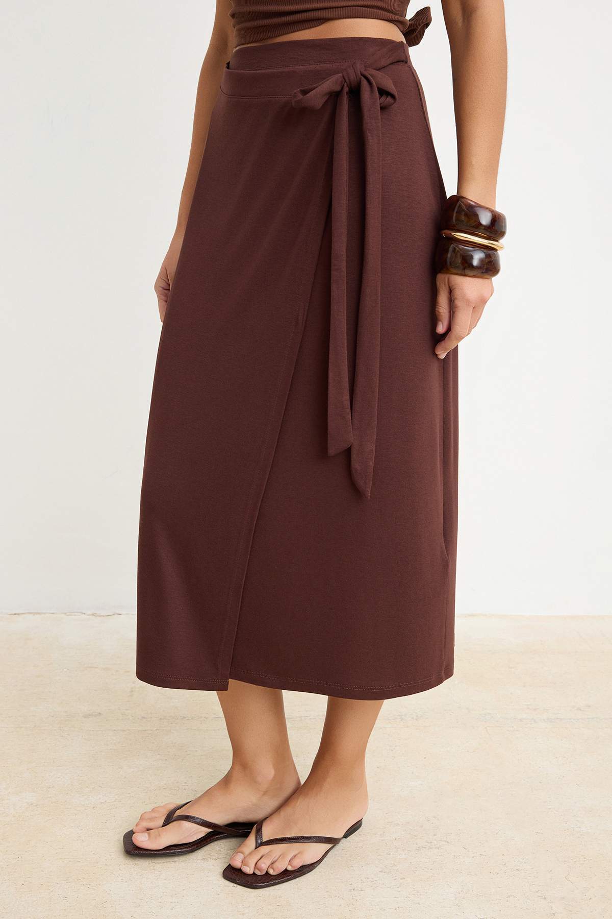 Trendyolmilla  Kahverengi Düz Midi Premium Yumuşak Örme Etek TWOSS26ET00164 - Görsel 3