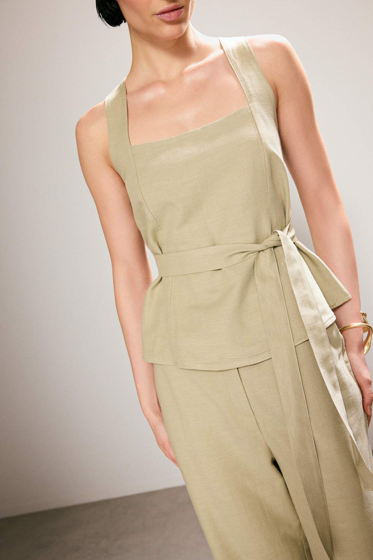 Trendyolmilla  Trendyol Studio Açık Haki Keten Görünümlü Kuşaklı Bluz TWOSS26BZ00658 - Görsel 4