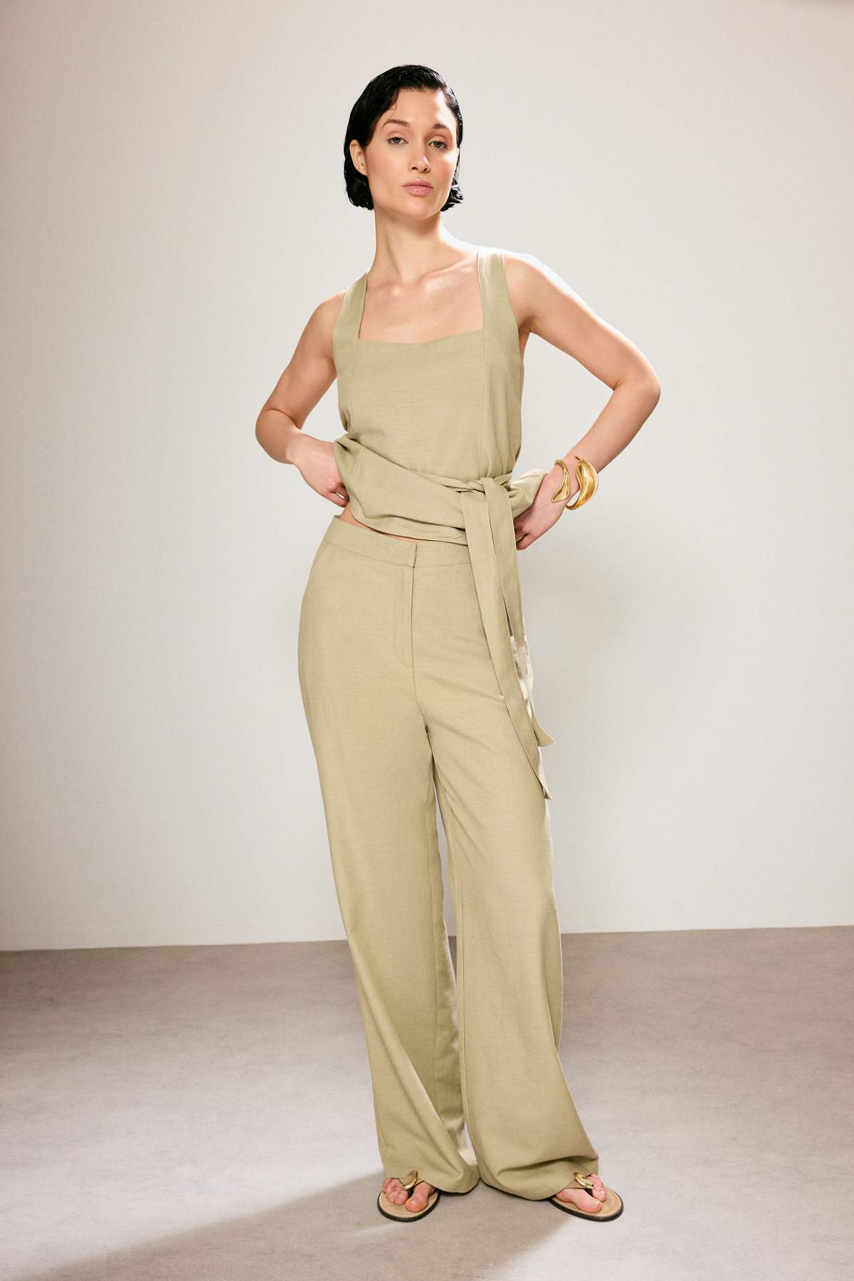 Trendyolmilla  Trendyol Studio Açık Haki Keten Görünümlü Geniş Paça Pantolon TWOSS26PL00132