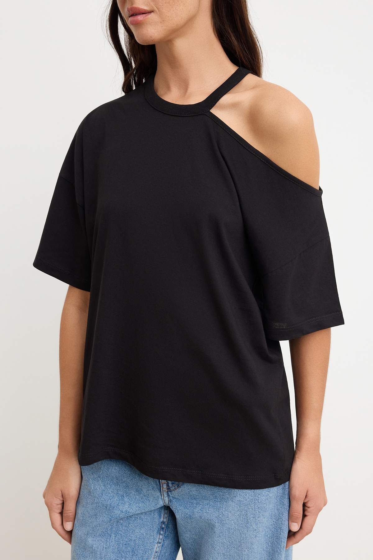 Trendyolmilla  Siyah Düz Oversize Bisiklet Yaka Düşük Kol Kısa %100 Pamuk Örme T-Shirt TWOSS26TS00204 - Görsel 3