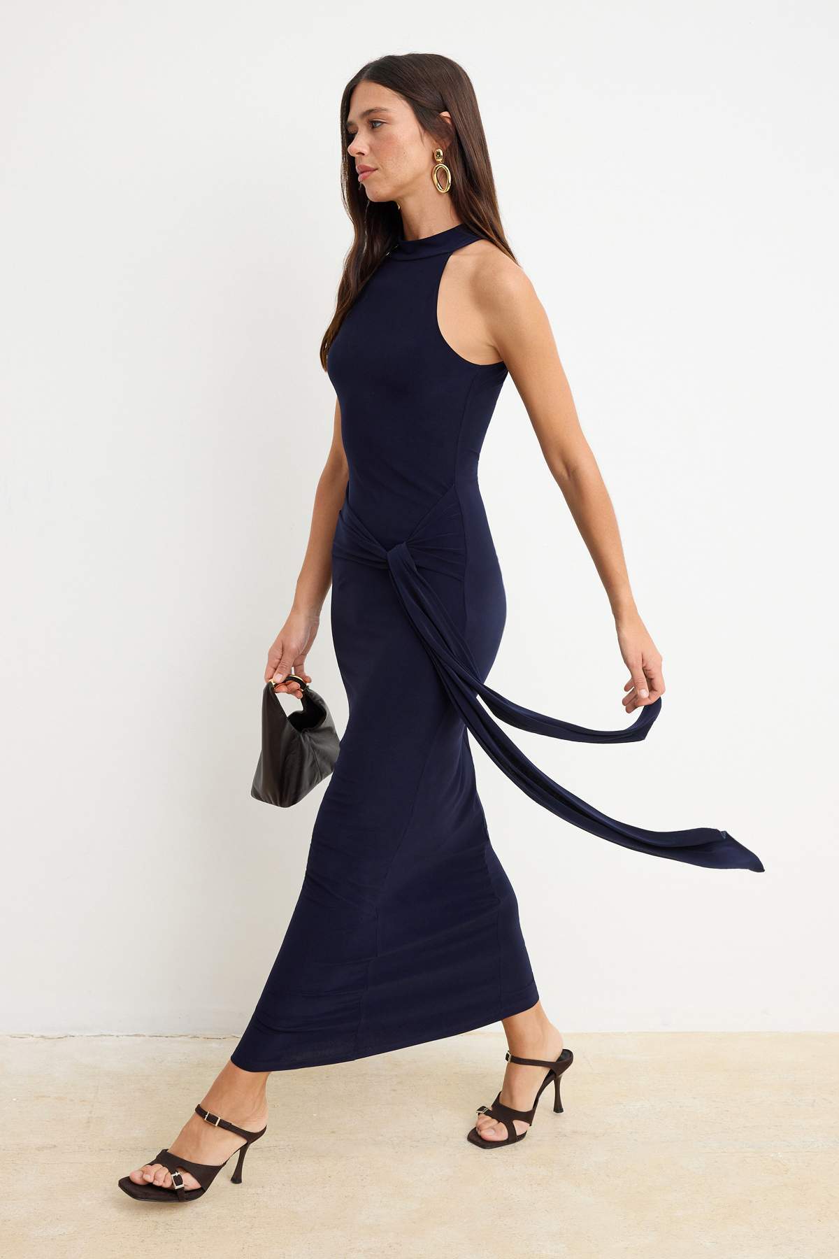 Trendyolmilla  Lacivert Kuşak Detaylı Halter Yaka Bodycone/Vücuda Oturan Esnek Maxi Örme Elbise TWOSS25EL00689