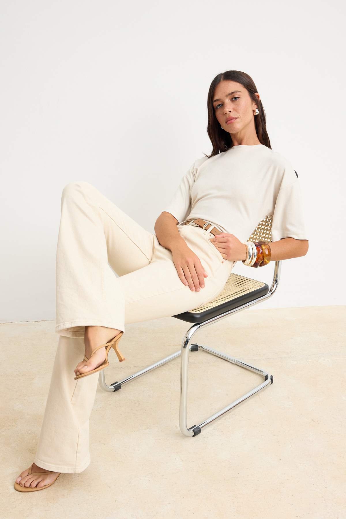 Trendyolmilla  Beyaz Kemerli Yüksek Bel Az Esnek Flare İspanyol Paça Jeans TWOSS26JE00325 - Görsel 2