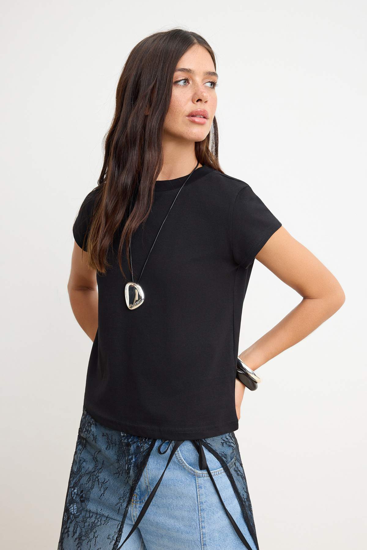 Trendyol Kollektion Schwarzes, normal geschnittenes, kurzärmliges Tok-T-Shirt...