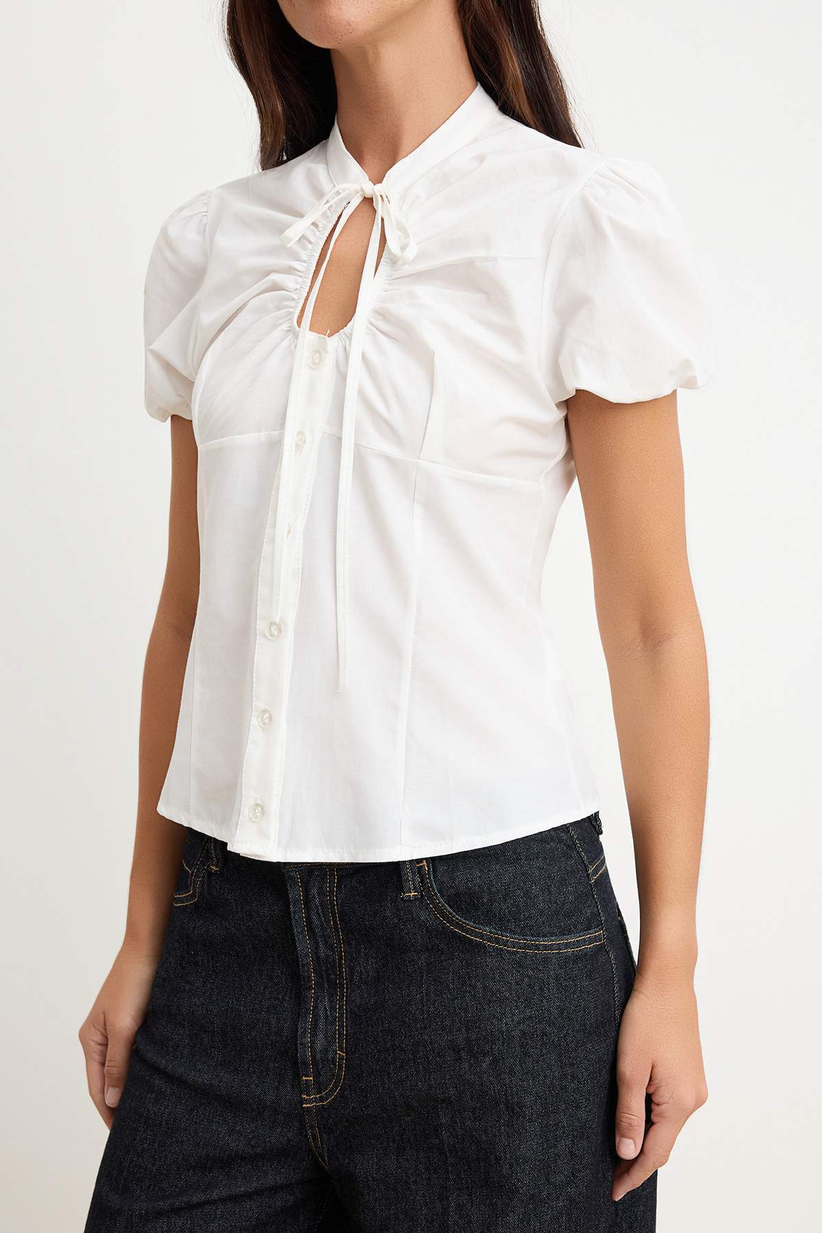 Trendyolmilla  Beyaz Büzgü Detaylı Balon Kol Gömlek TWOSS26GO00181 - Görsel 3