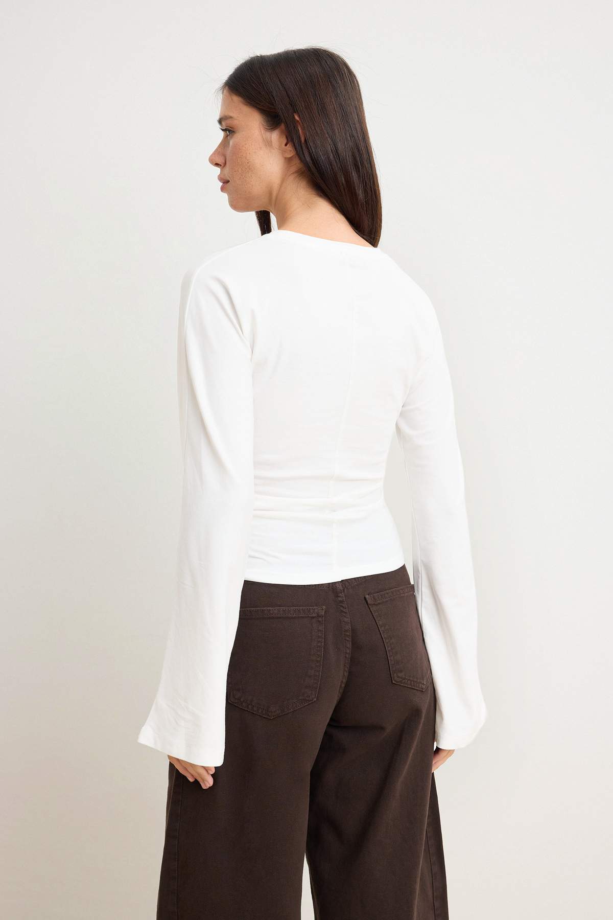 Trendyolmilla  Ekru İspanyol Kol Büzgü Detaylı Regular/Normal Kalıp Örme Bluz TWOAW26BZ00293 - Görsel 4