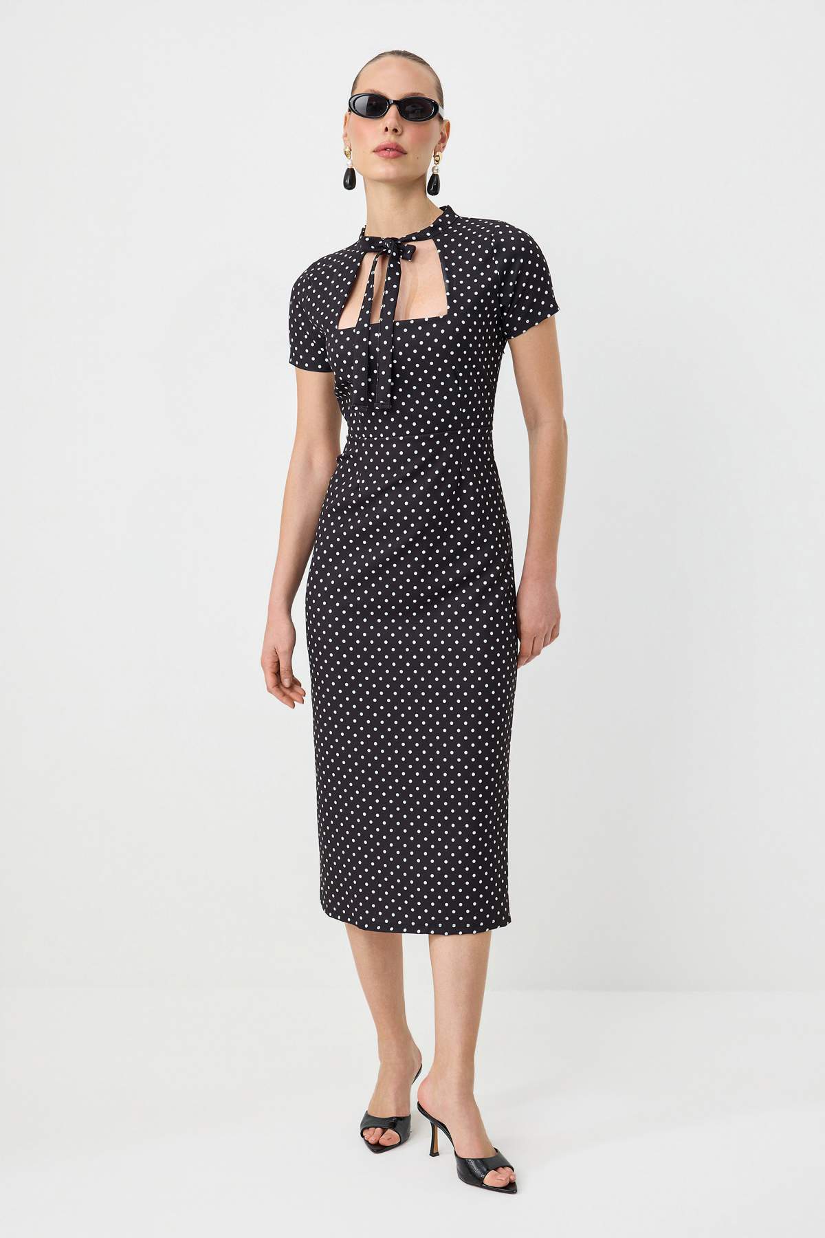 Trendyolmilla  Siyah Puantiye ve Yaka Detaylı Midi Dokuma Elbise TWOSS26EL01040 - Görsel 2