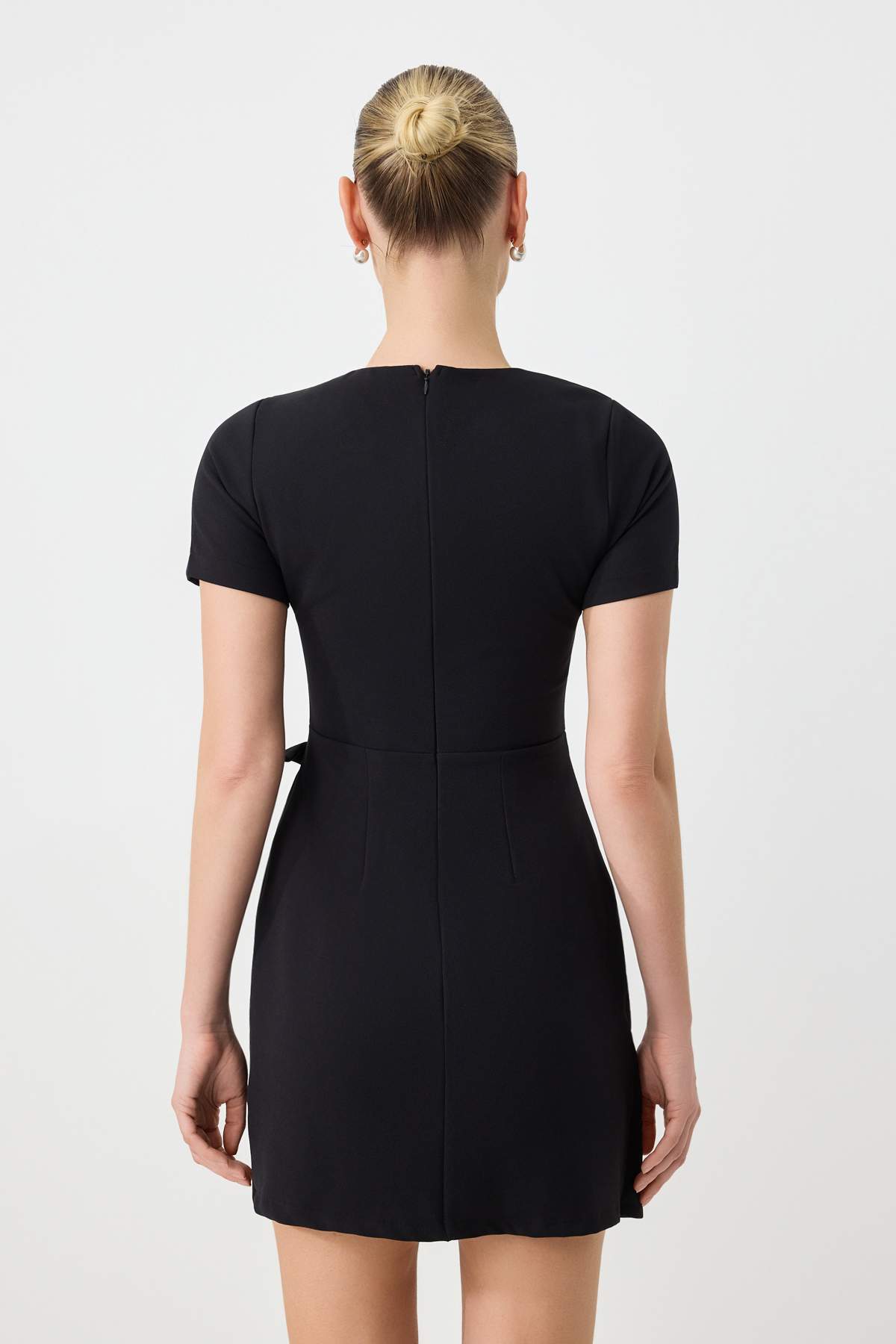 Trendyolmilla  Siyah Etek Kapama Detaylı Kısa / Mini Esnek Dokuma Elbise TWOSS26EL00338 - Görsel 4