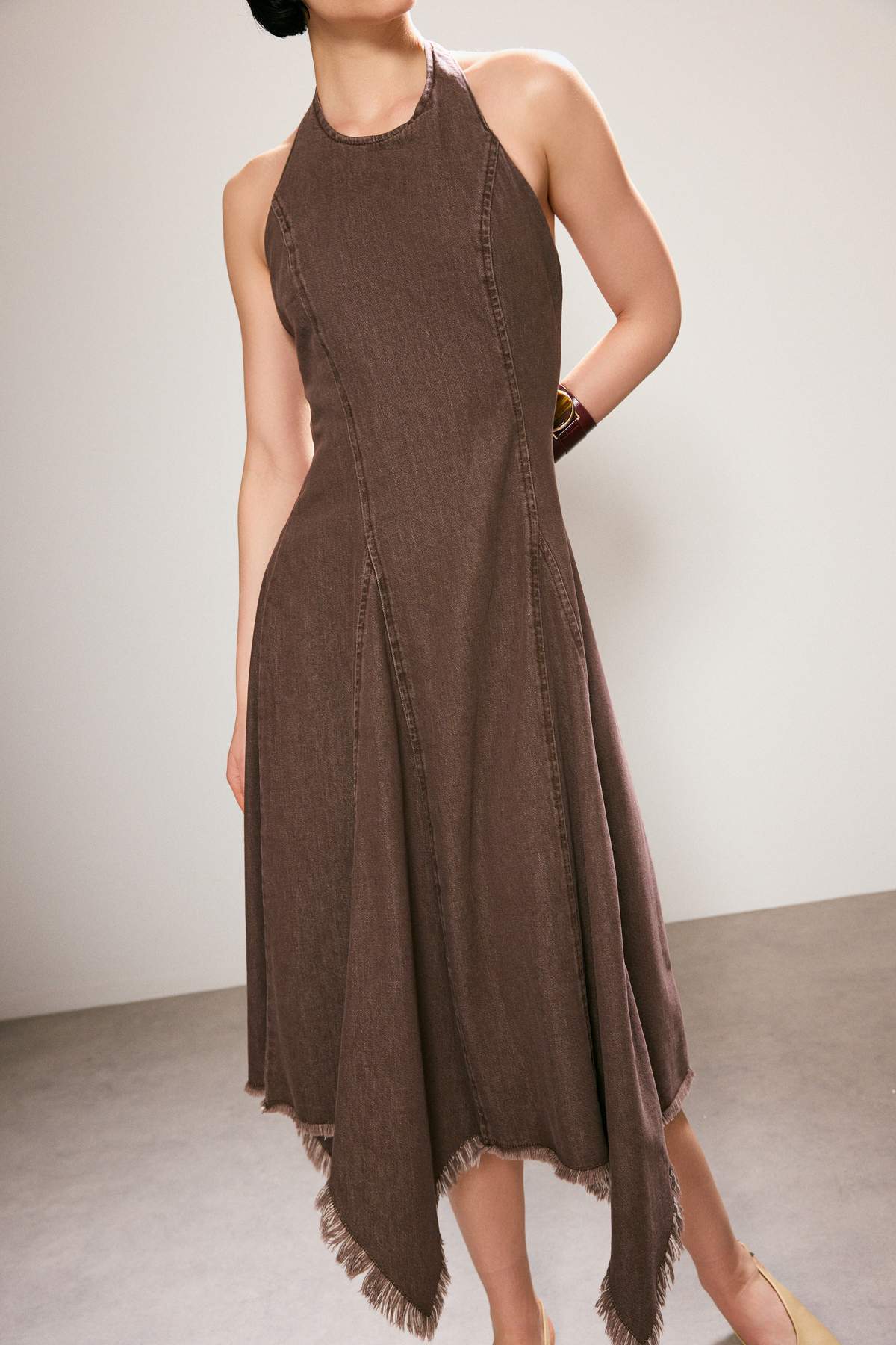 Trendyolmilla  Trendyol Studio Kahverengi Halter Yaka Asimetrik Midi Denim Elbise TWOSS26EL00389 - Görsel 3