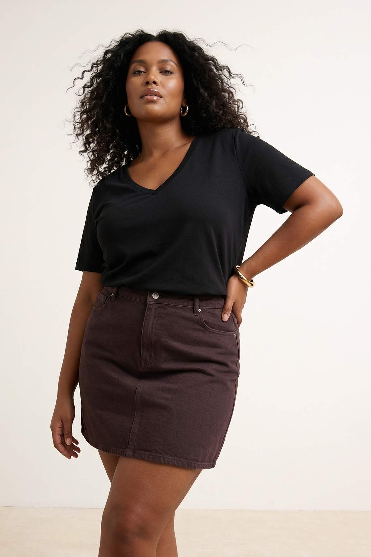 Trendyolmilla Curve Siyah Regular Fit Crop/Kısa Boy V Yaka Basic Büyük Beden T-shirt TBBSS26BF00024
