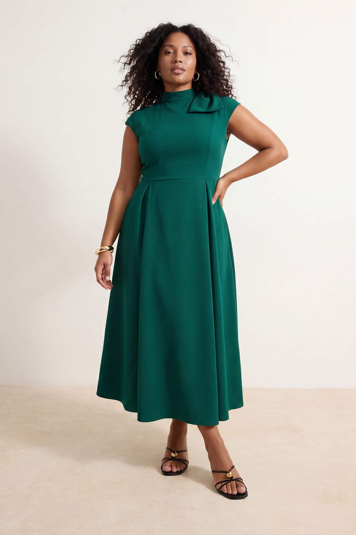 Trendyol Curve Grünes, gewebtes Kreppkleid in Übergröße TBBSS26AH00015