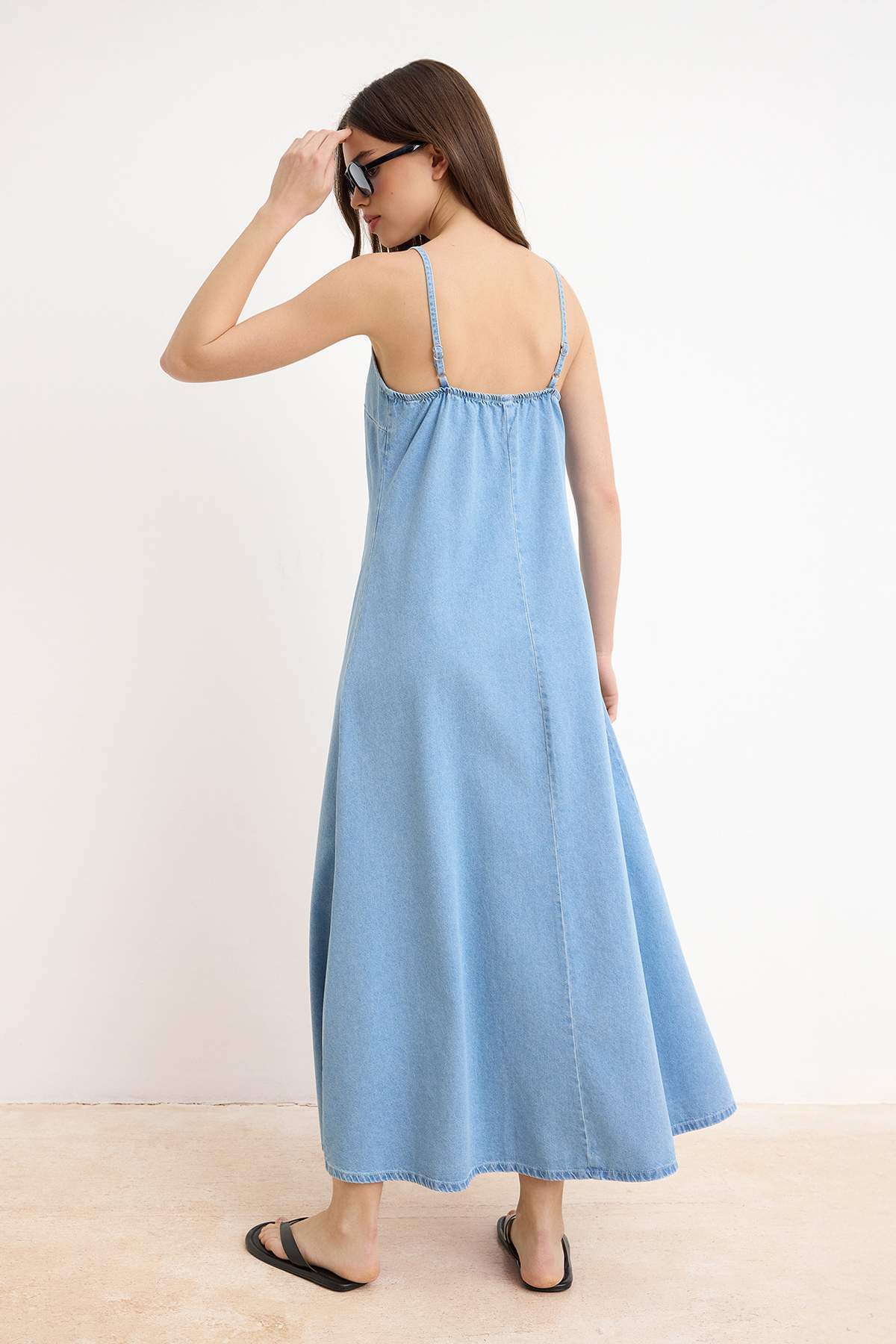 Trendyolmilla  Mavi Tencel Karışımlı Askılı Maxi Denim Elbise TWOSS26EL00557 - Görsel 4