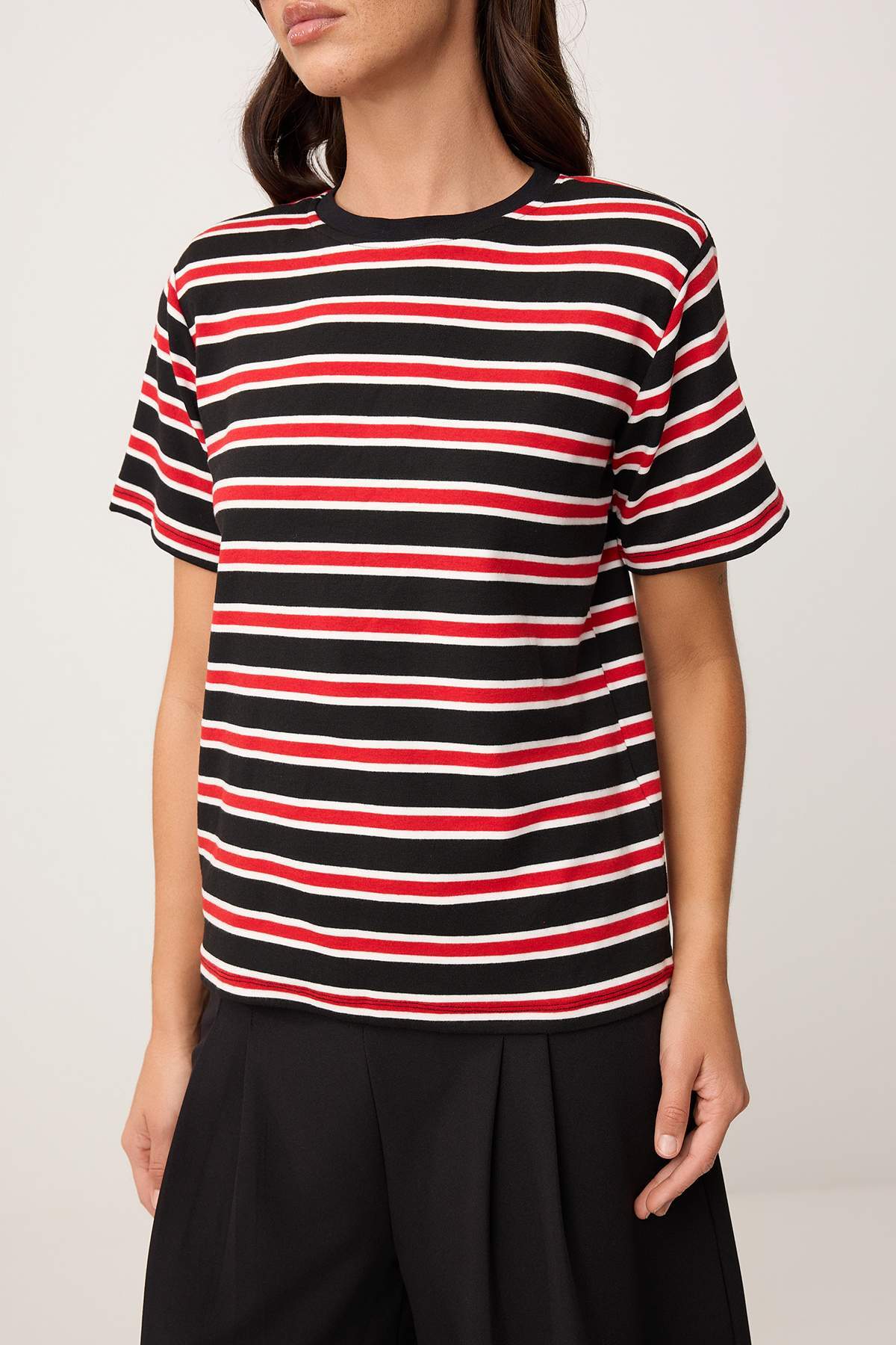 Trendyolmilla  Kırmızı Çizgili Regular/Normal Kalıp Kısa Kollu Tok %100 Pamuk Vatkalı Örme T-Shirt TWOSS26TS00031 - Görsel 3