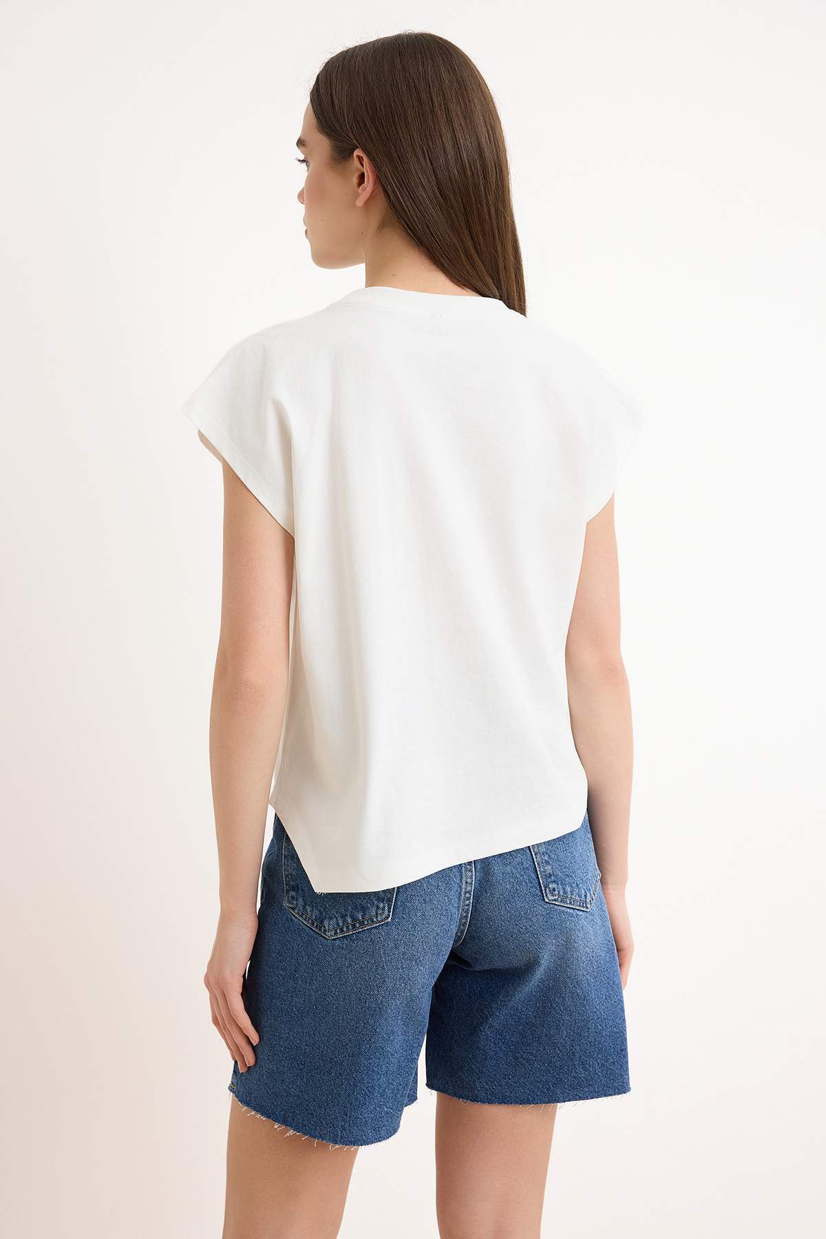 Trendyolmilla  Ekru Düz Relaxed Bisiklet Yaka Düşük Kol Kısa %100 Pamuk Örme T-Shirt TWOSS26TS00253 - Görsel 4