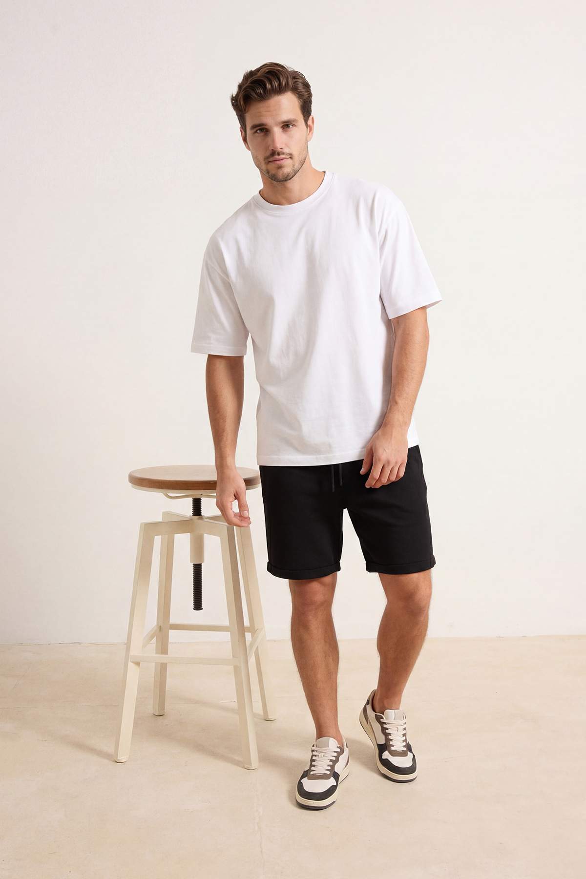 Trendyolmilla  Siyah Beli Lastikli Keten Görünümlü %100 Pamuk Dokuma Erkek Şort & Bermuda TMNSS26SR00008