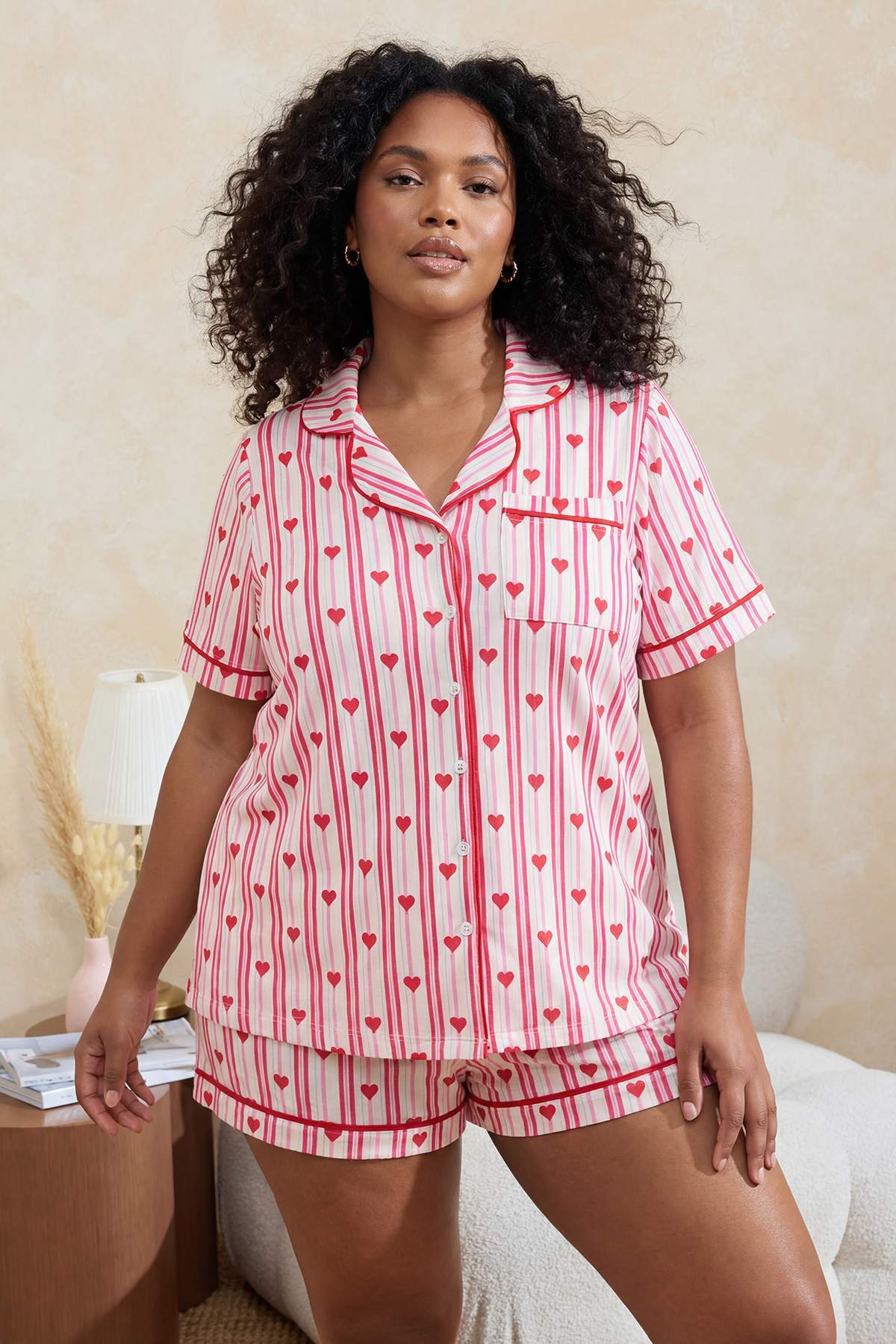 Trendyolmilla Curve Pembe Kalpli Gömlek Yaka Biyeli Büyük Beden Pijama Takımı TBBSS26AI00036