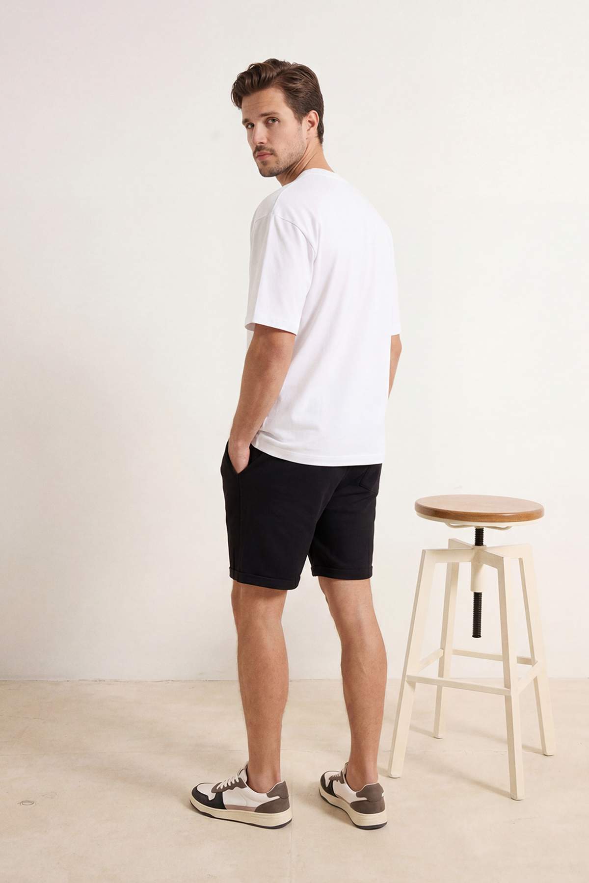 Trendyolmilla  Siyah Beli Lastikli Keten Görünümlü %100 Pamuk Dokuma Erkek Şort & Bermuda TMNSS26SR00008 - Görsel 4