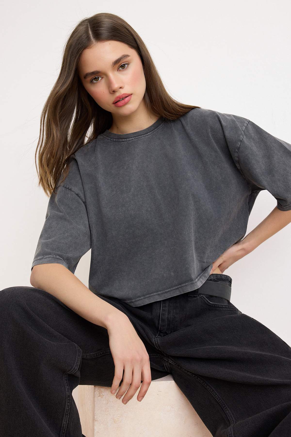 Trendyolmilla  Antrasit Relaxed/Rahat Kalıp Eskitme/Soluk Efektli Crop/Kısa %100 Pamuk Örme T-shirt TWOSS26TS00281