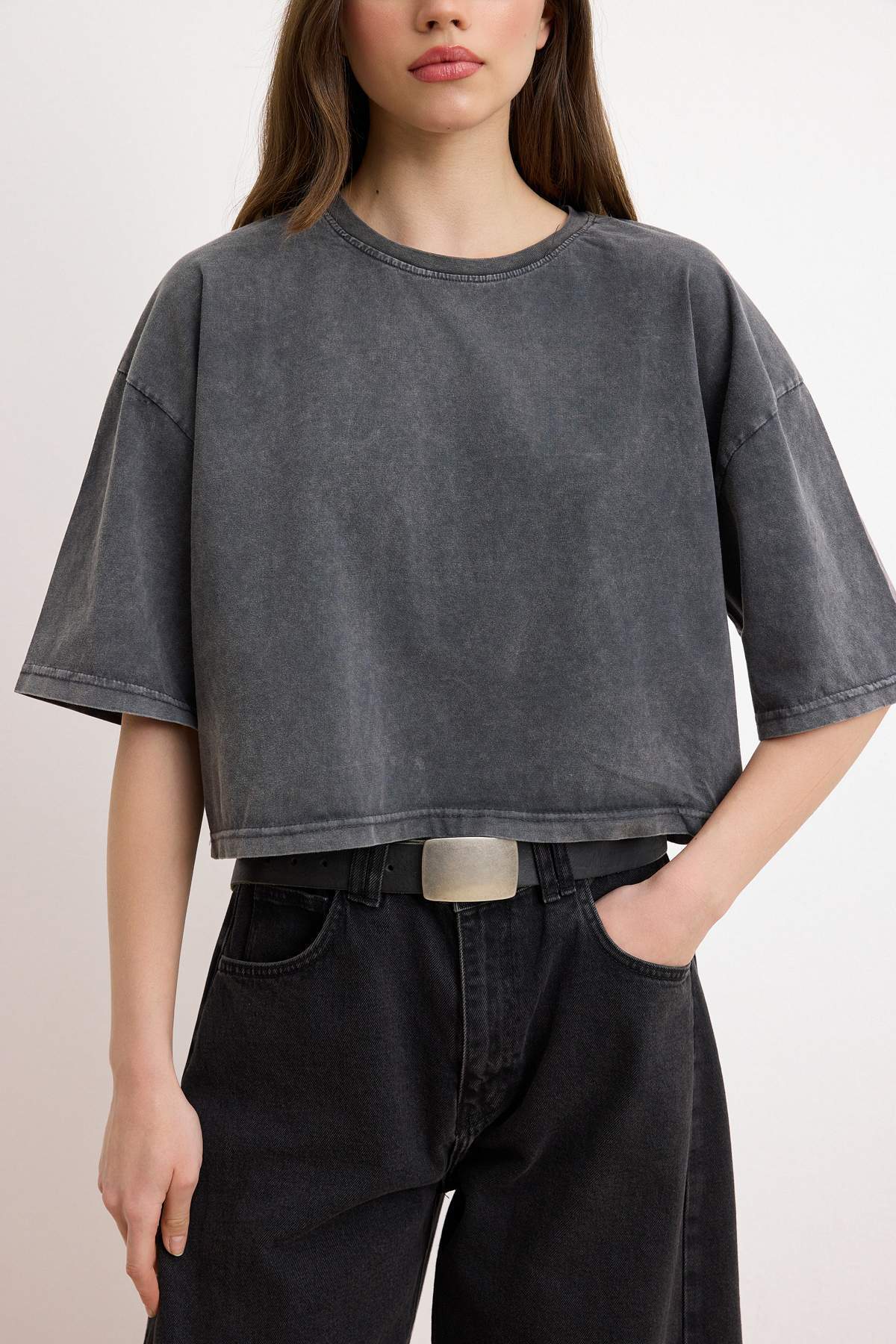 Trendyolmilla  Antrasit Relaxed/Rahat Kalıp Eskitme/Soluk Efektli Crop/Kısa %100 Pamuk Örme T-shirt TWOSS26TS00281 - Görsel 3