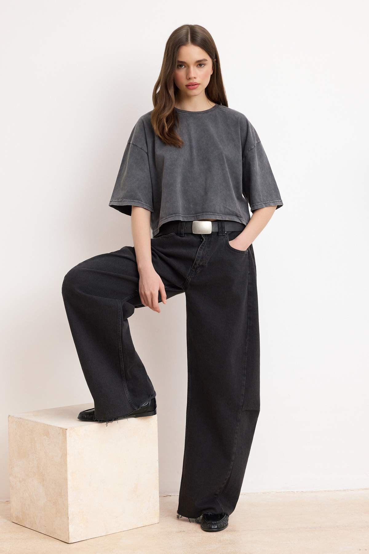 Trendyolmilla  Antrasit Relaxed/Rahat Kalıp Eskitme/Soluk Efektli Crop/Kısa %100 Pamuk Örme T-shirt TWOSS26TS00281 - Görsel 2