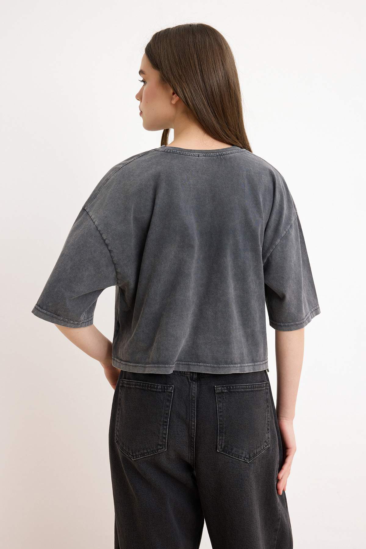 Trendyolmilla  Antrasit Relaxed/Rahat Kalıp Eskitme/Soluk Efektli Crop/Kısa %100 Pamuk Örme T-shirt TWOSS26TS00281 - Görsel 4