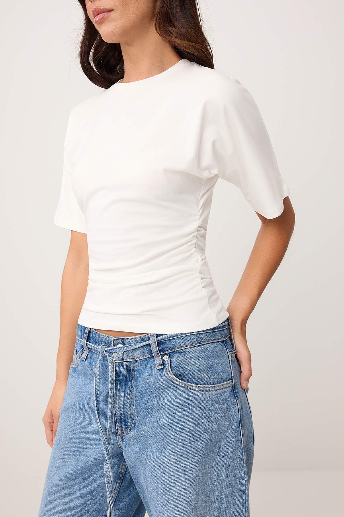 Trendyolmilla  Wardrobe Essentials-Ekru Fitted/Vücuda Oturan Kısa Kollu Esnek Örme T-Shirt TWOSS26TS00052 - Görsel 3