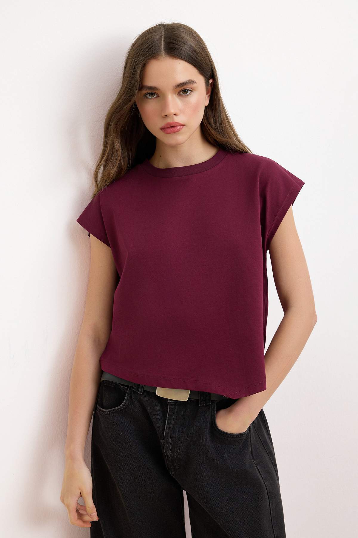 Trendyolmilla Mürdüm Düz Relaxed Bisiklet Yaka Düşük Kol Kısa %100 Pamuk Örme T-Shirt TWOSS26TS00253