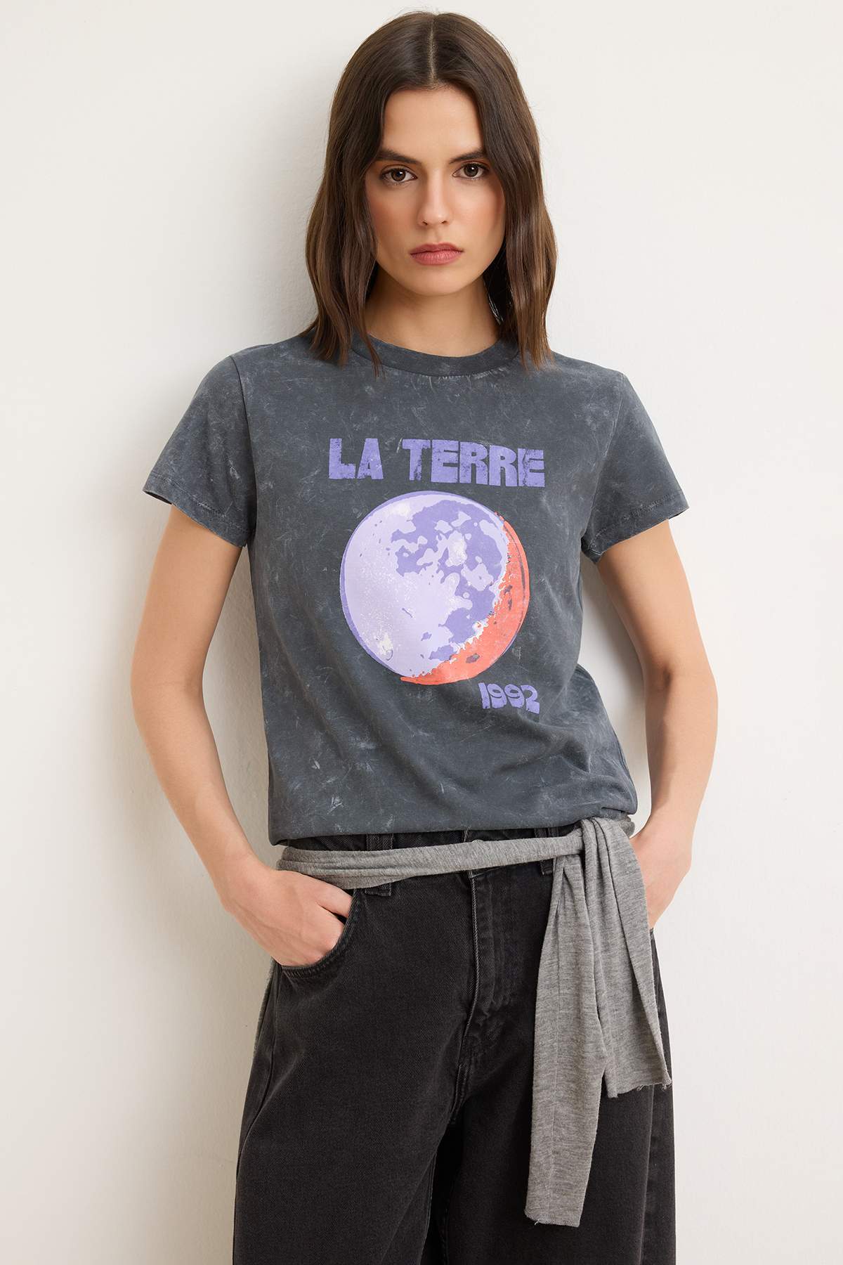 Trendyolmilla Gri Baskılı Fitted Bisiklet Yaka Kısa Eskitme/Soluk Efektli %100 Pamuk Örme T-Shirt TWOSS26TS00194