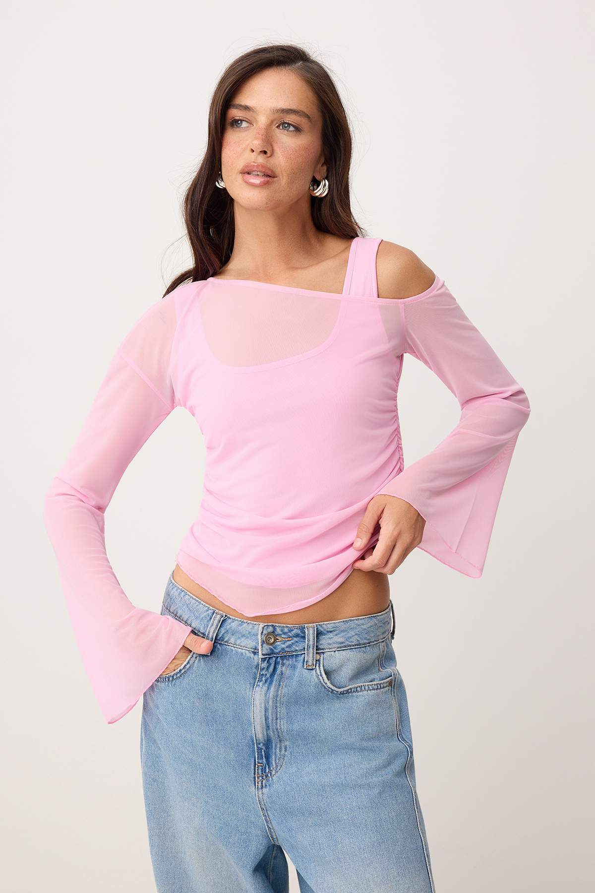 Trendyolmilla  Açık Pembe Fitted/Vücuda Oturan Asimetrik Yaka Çift Görünümlü Büzgülü Tül Örme Bluz TWOSS26BZ00071